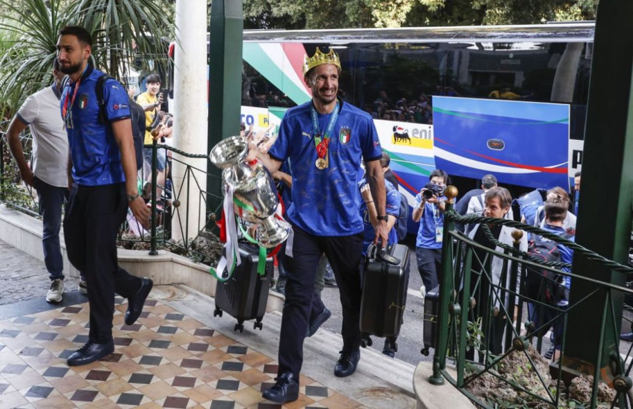 'It is at Rome!'. Trofeul EURO 2020 a ajuns in Italia: Squadra Azzurra a avut parte de o primire impresionanta VIDEO _13