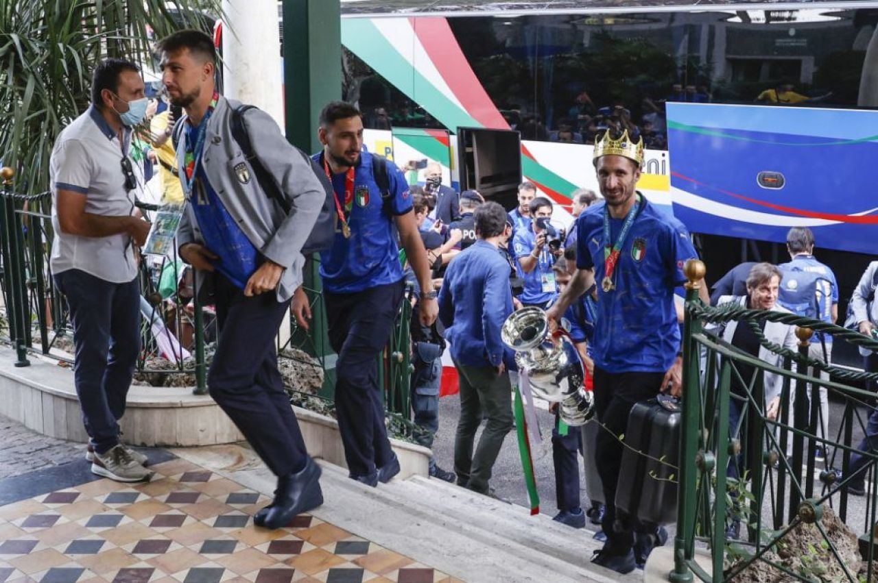 'It is at Rome!'. Trofeul EURO 2020 a ajuns in Italia: Squadra Azzurra a avut parte de o primire impresionanta VIDEO _14