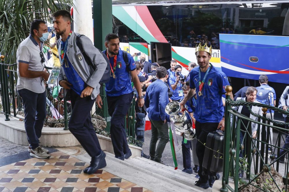 'It is at Rome!'. Trofeul EURO 2020 a ajuns in Italia: Squadra Azzurra a avut parte de o primire impresionanta VIDEO _14