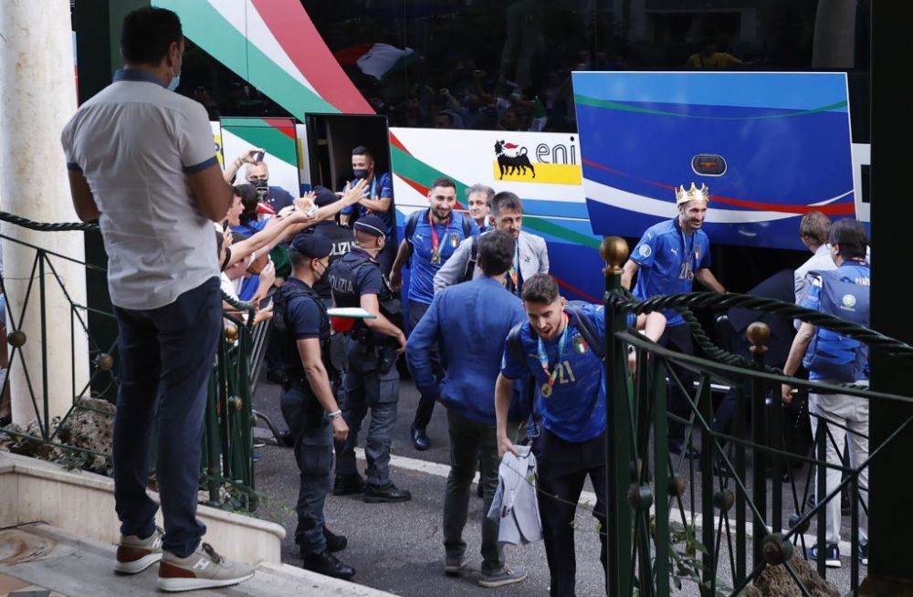 'It is at Rome!'. Trofeul EURO 2020 a ajuns in Italia: Squadra Azzurra a avut parte de o primire impresionanta VIDEO _16