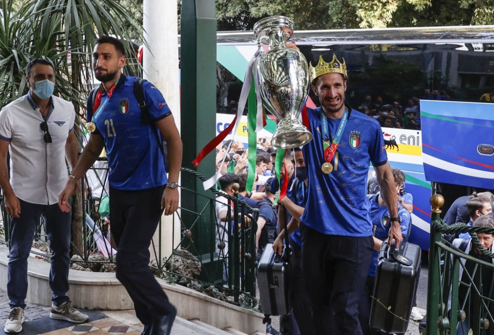 'It is at Rome!'. Trofeul EURO 2020 a ajuns in Italia: Squadra Azzurra a avut parte de o primire impresionanta VIDEO _17