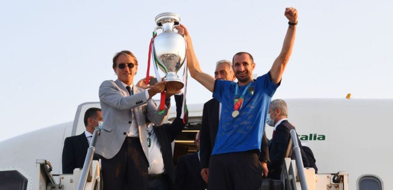 'It is at Rome!'. Trofeul EURO 2020 a ajuns in Italia: Squadra Azzurra a avut parte de o primire impresionanta VIDEO _18