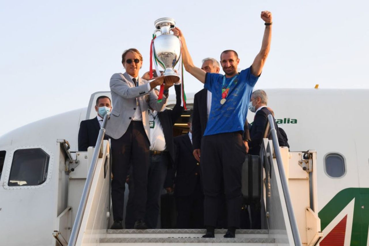 'It is at Rome!'. Trofeul EURO 2020 a ajuns in Italia: Squadra Azzurra a avut parte de o primire impresionanta VIDEO _19