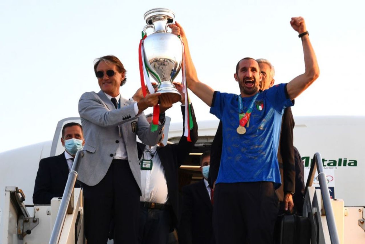 'It is at Rome!'. Trofeul EURO 2020 a ajuns in Italia: Squadra Azzurra a avut parte de o primire impresionanta VIDEO _20