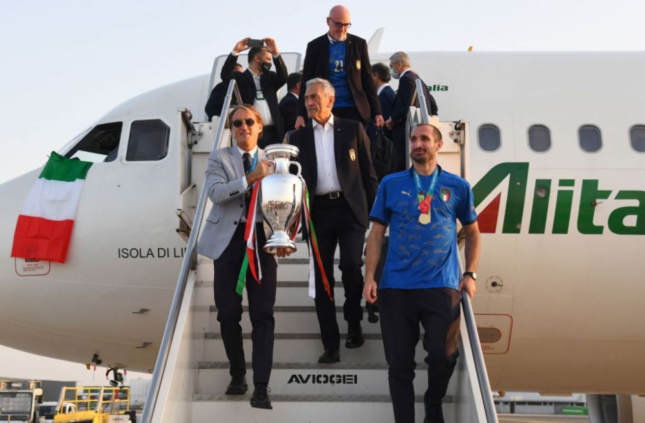'It is at Rome!'. Trofeul EURO 2020 a ajuns in Italia: Squadra Azzurra a avut parte de o primire impresionanta VIDEO _21