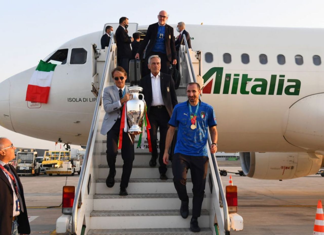 'It is at Rome!'. Trofeul EURO 2020 a ajuns in Italia: Squadra Azzurra a avut parte de o primire impresionanta VIDEO _22