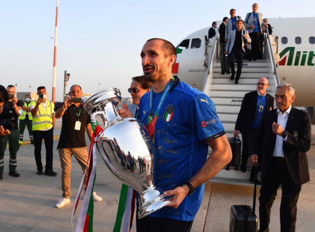 'It is at Rome!'. Trofeul EURO 2020 a ajuns in Italia: Squadra Azzurra a avut parte de o primire impresionanta VIDEO _23