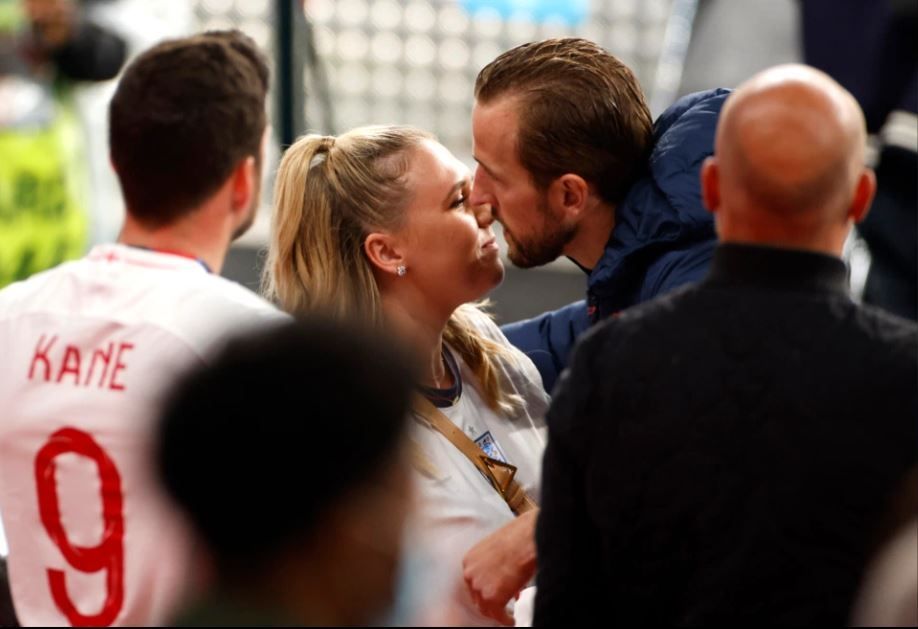 Imagini emotionante pe Wembley dupa finala Euro 2020! Harry Kane a urcat in tribune pentru a-si consola sotia_7