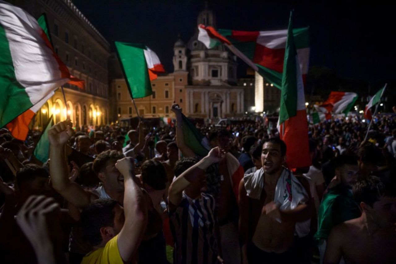 Suporterii englezi si-au pierdut controlul! Au confundat steagul Italiei cu cel al Bulgariei si au atacat Ambasada vecinilor nostri _1