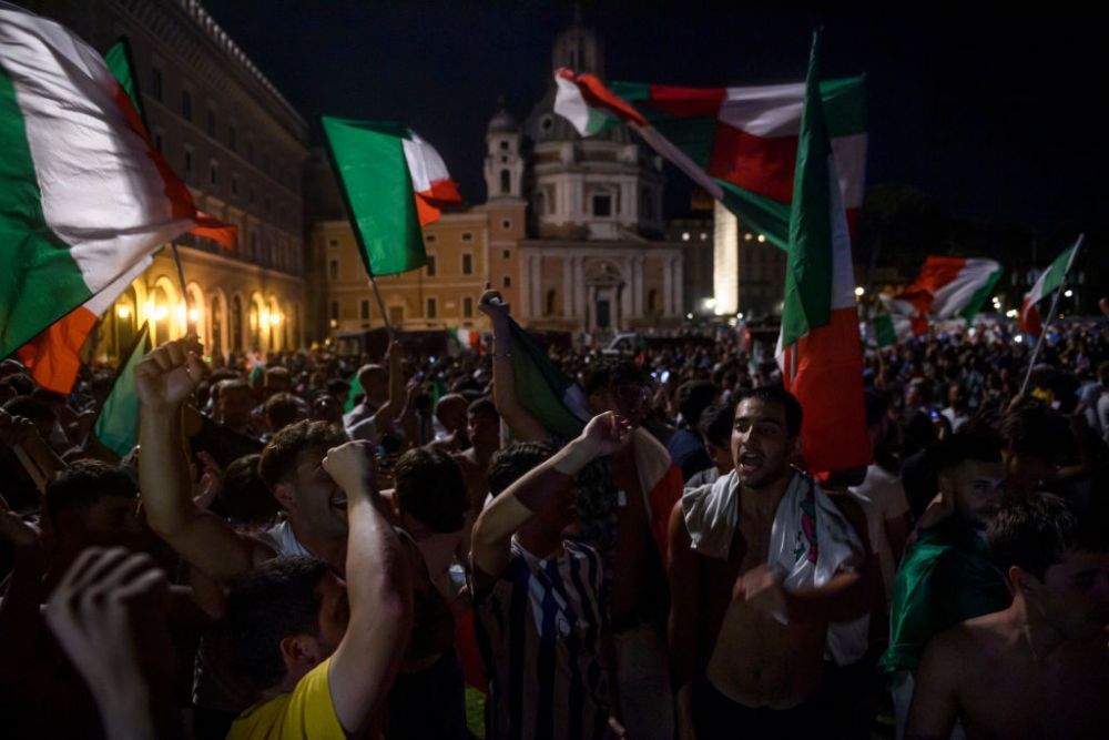 Suporterii englezi si-au pierdut controlul! Au confundat steagul Italiei cu cel al Bulgariei si au atacat Ambasada vecinilor nostri _1