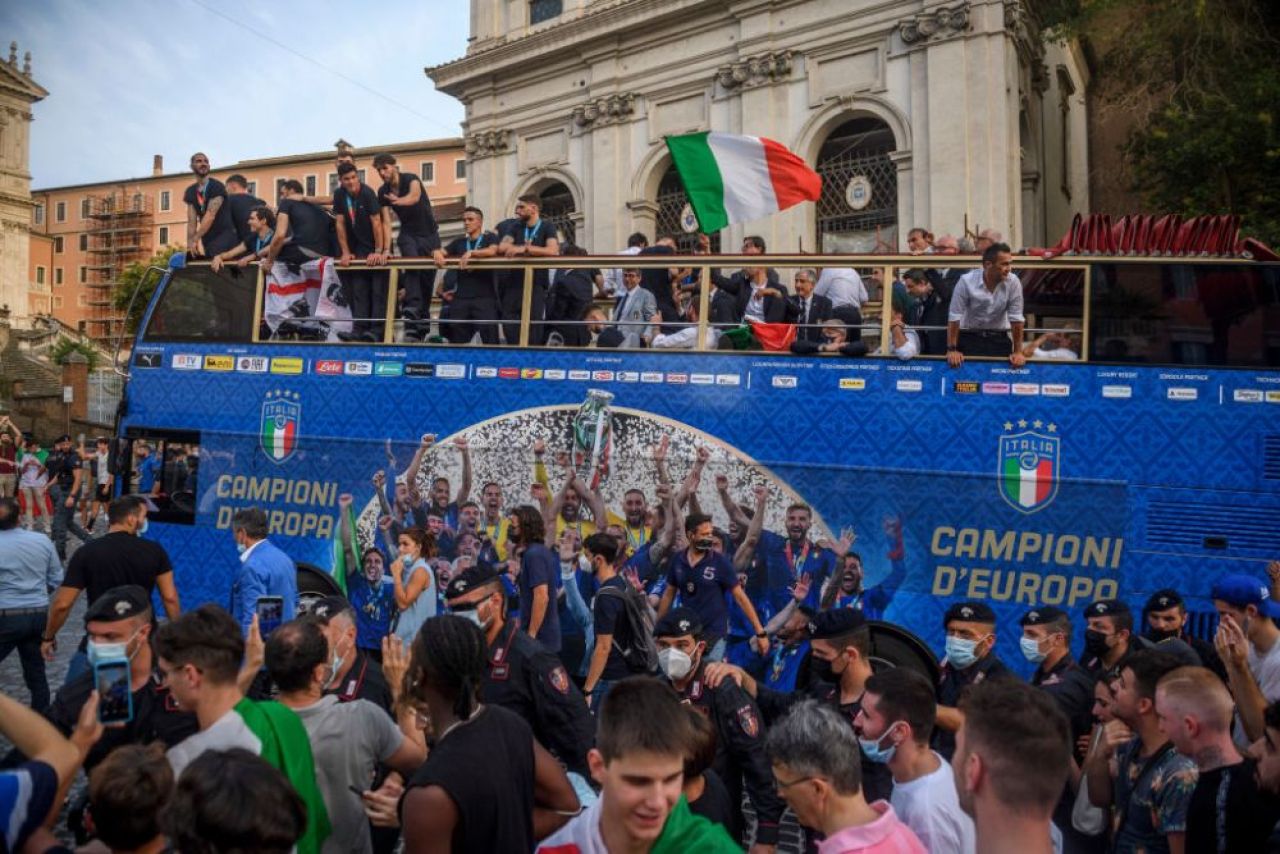 Seara magica in Italia! Imagini superbe de pe strazile din Roma de la sarbatoarea nationalei lui Mancini _2