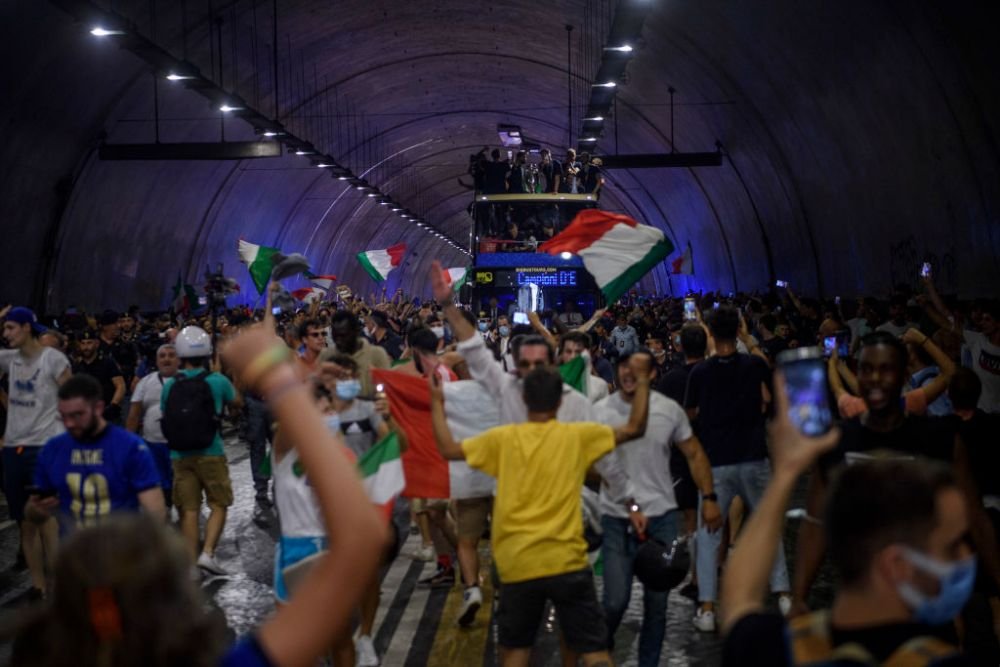 Seara magica in Italia! Imagini superbe de pe strazile din Roma de la sarbatoarea nationalei lui Mancini _4