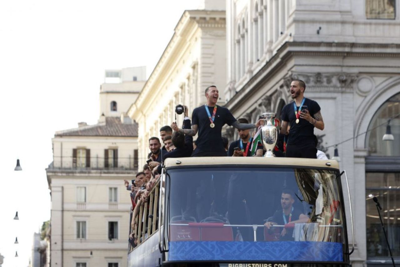 Seara magica in Italia! Imagini superbe de pe strazile din Roma de la sarbatoarea nationalei lui Mancini _6