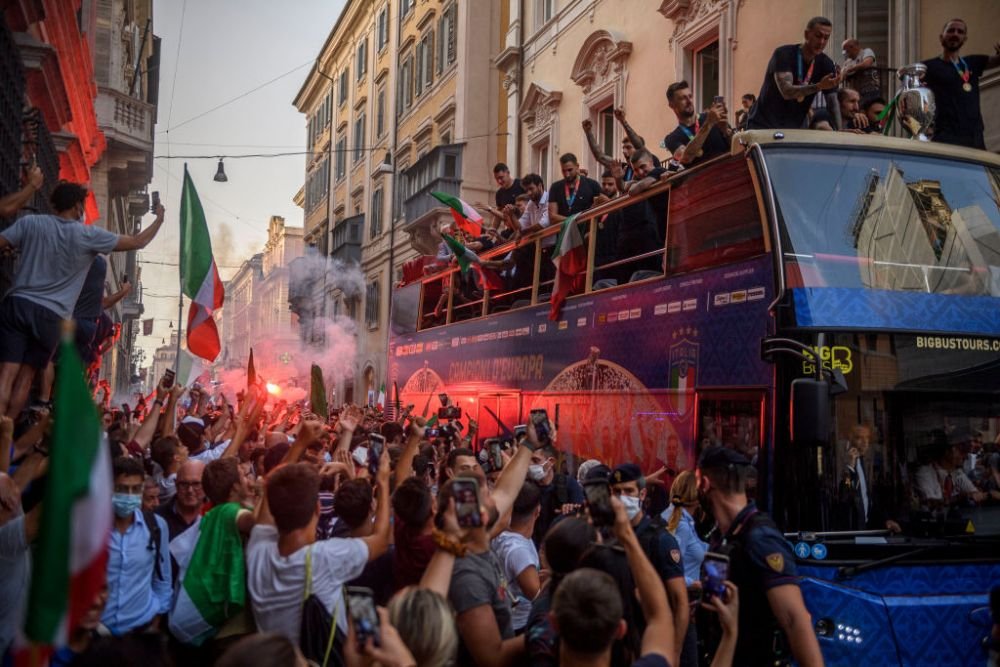 Seara magica in Italia! Imagini superbe de pe strazile din Roma de la sarbatoarea nationalei lui Mancini _7