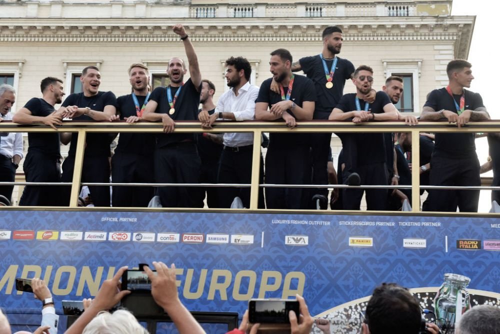 Seara magica in Italia! Imagini superbe de pe strazile din Roma de la sarbatoarea nationalei lui Mancini _10