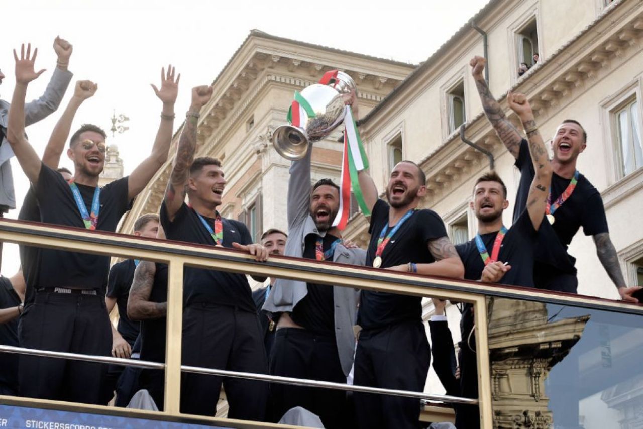 Seara magica in Italia! Imagini superbe de pe strazile din Roma de la sarbatoarea nationalei lui Mancini _12