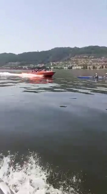 Imagini tulburatoare! Un caiac cu patru sportivi de la CS Orsova, spulberat de o barca plina cu turisti_8