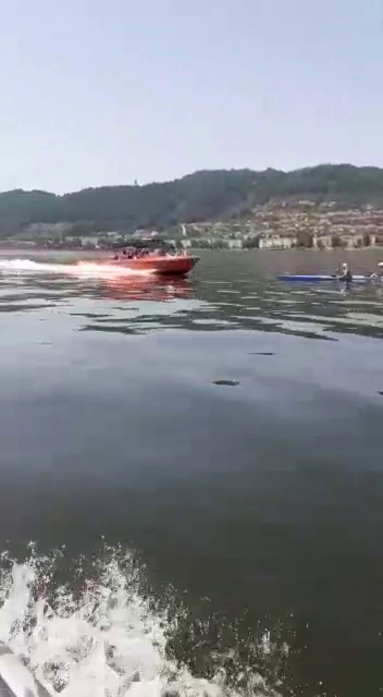 Imagini tulburatoare! Un caiac cu patru sportivi de la CS Orsova, spulberat de o barca plina cu turisti_8
