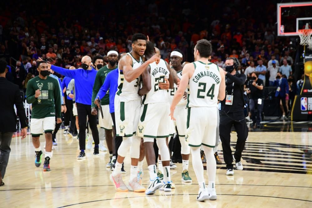 Momente ireale surprinse in direct! Faza care face inconjurul lumii: un fan s-a apucat sa isi numere banii in fata camerei, in timpul meciului din NBA_8