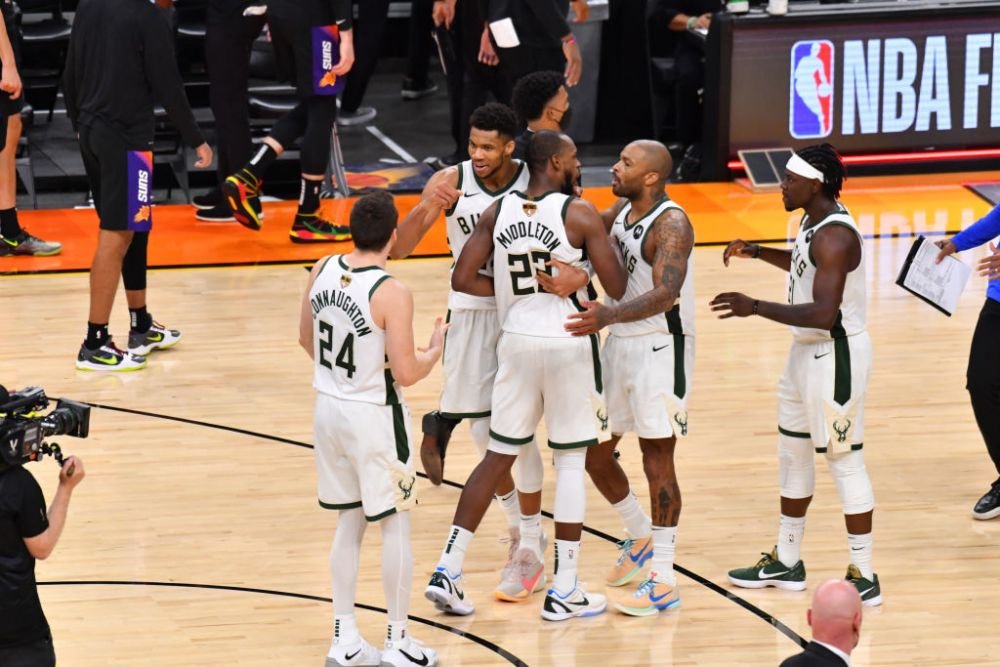 Momente ireale surprinse in direct! Faza care face inconjurul lumii: un fan s-a apucat sa isi numere banii in fata camerei, in timpul meciului din NBA_9