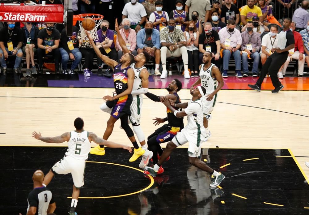 Momente ireale surprinse in direct! Faza care face inconjurul lumii: un fan s-a apucat sa isi numere banii in fata camerei, in timpul meciului din NBA_11