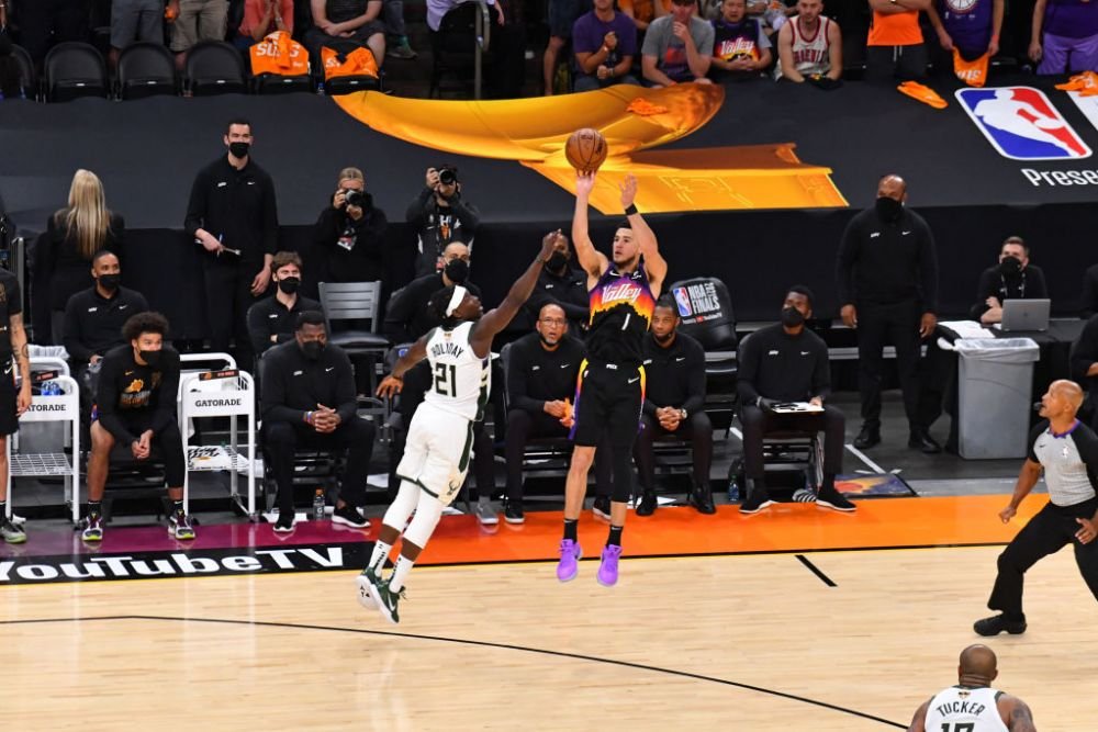 Momente ireale surprinse in direct! Faza care face inconjurul lumii: un fan s-a apucat sa isi numere banii in fata camerei, in timpul meciului din NBA_10