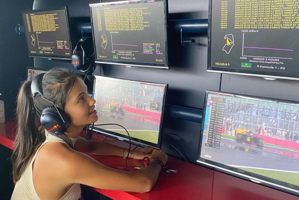 Emma Răducanu a văzut live victoria lui Hamilton de la Silverstone! Imagini cu tenismena de la circuitul Formulei 1_2