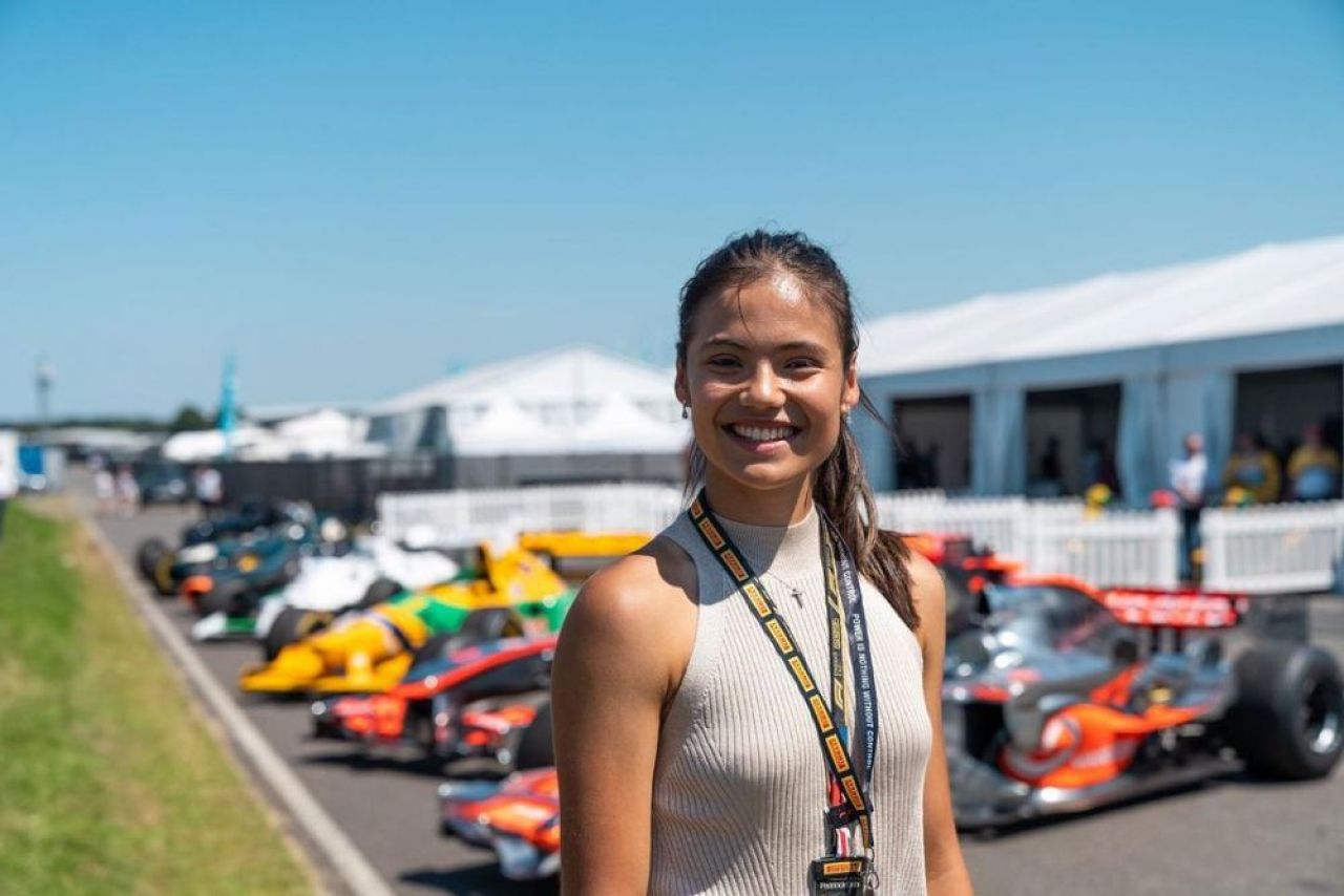 Emma Răducanu a văzut live victoria lui Hamilton de la Silverstone! Imagini cu tenismena de la circuitul Formulei 1_3