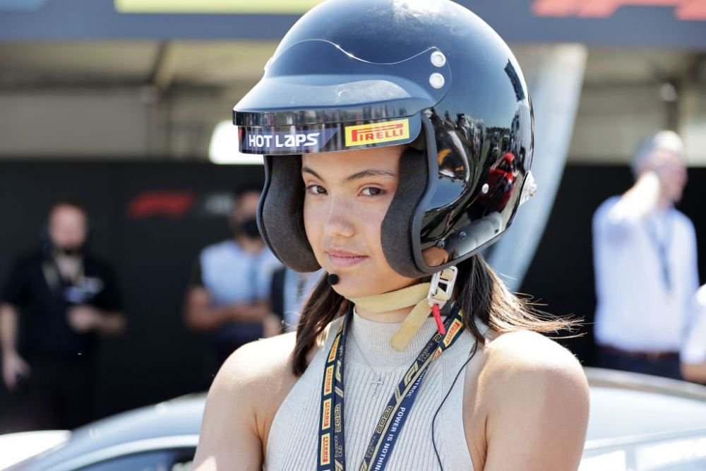 Emma Răducanu a văzut live victoria lui Hamilton de la Silverstone! Imagini cu tenismena de la circuitul Formulei 1_6