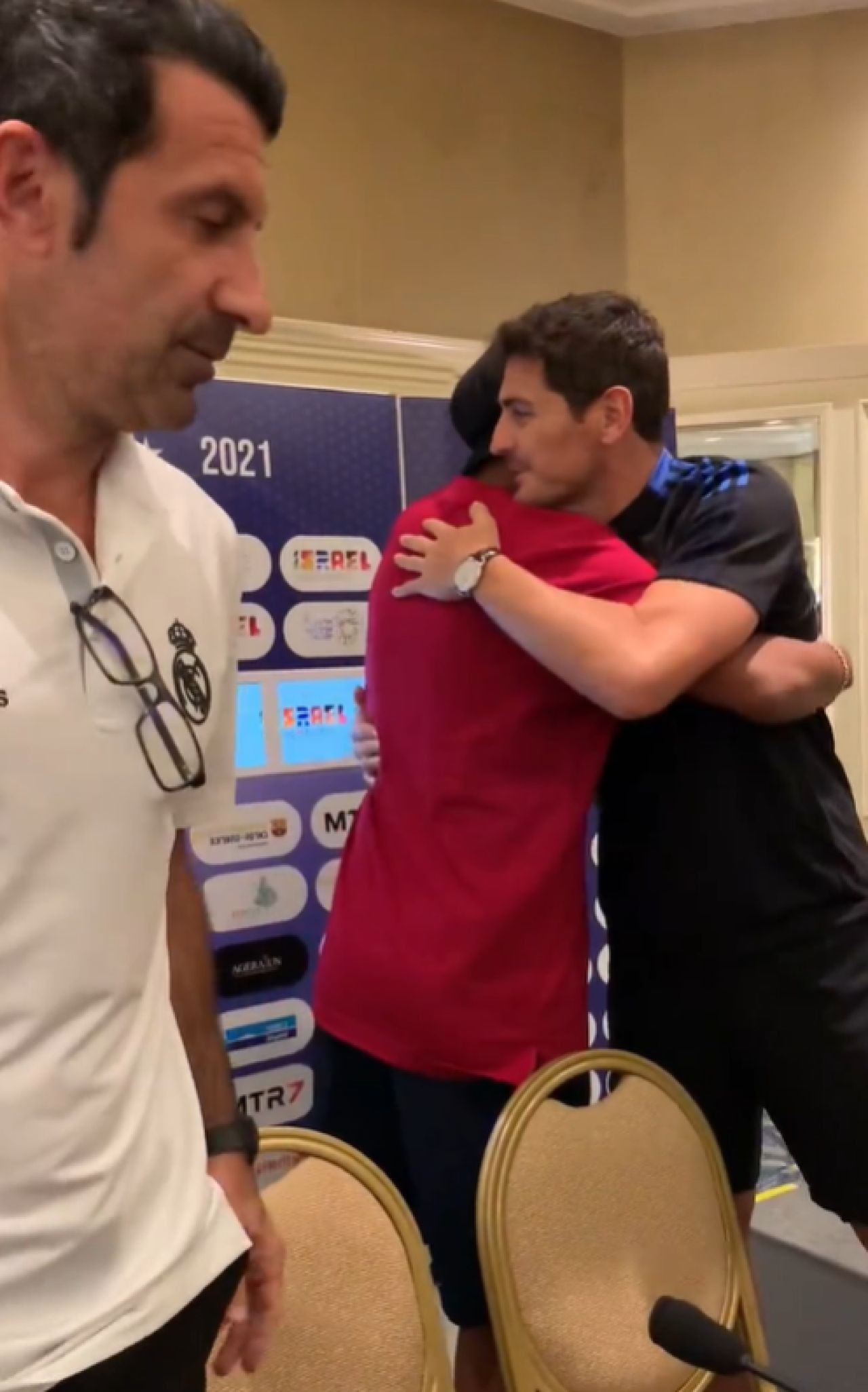 Ronaldinho, protagonistul unui moment inedit înaintea super duelului cu Real Madrid. A dat un autograf pe bustul unei fane VIDEO _1