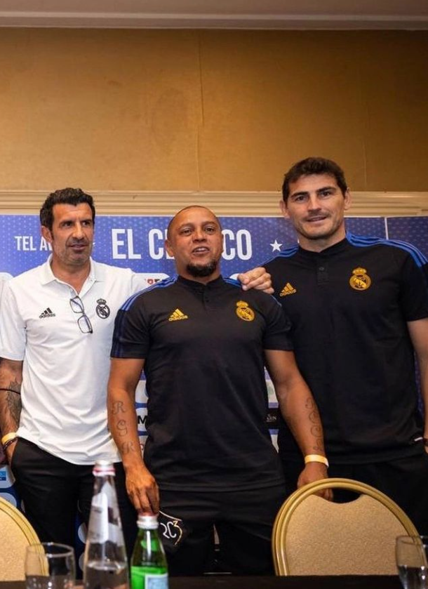 Ronaldinho, protagonistul unui moment inedit înaintea super duelului cu Real Madrid. A dat un autograf pe bustul unei fane VIDEO _3