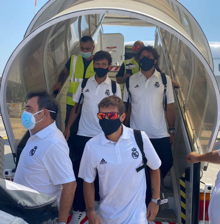 Ronaldinho, protagonistul unui moment inedit înaintea super duelului cu Real Madrid. A dat un autograf pe bustul unei fane VIDEO _4