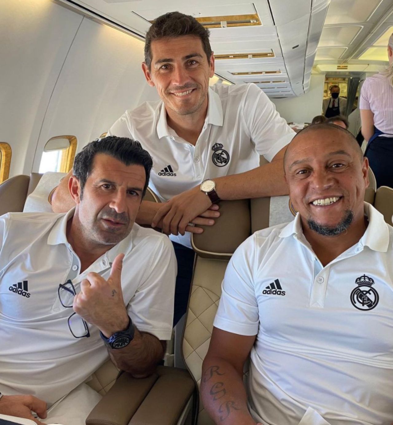 Ronaldinho, protagonistul unui moment inedit înaintea super duelului cu Real Madrid. A dat un autograf pe bustul unei fane VIDEO _5
