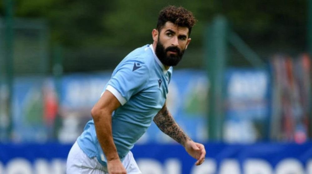 E scandal monstru &icirc;n Italia! Fotbalistul venit &icirc;n această vară la Lazio, atacat dur de ultrași după ce a fredonat c&acirc;ntecul rezistenţei antifasciste