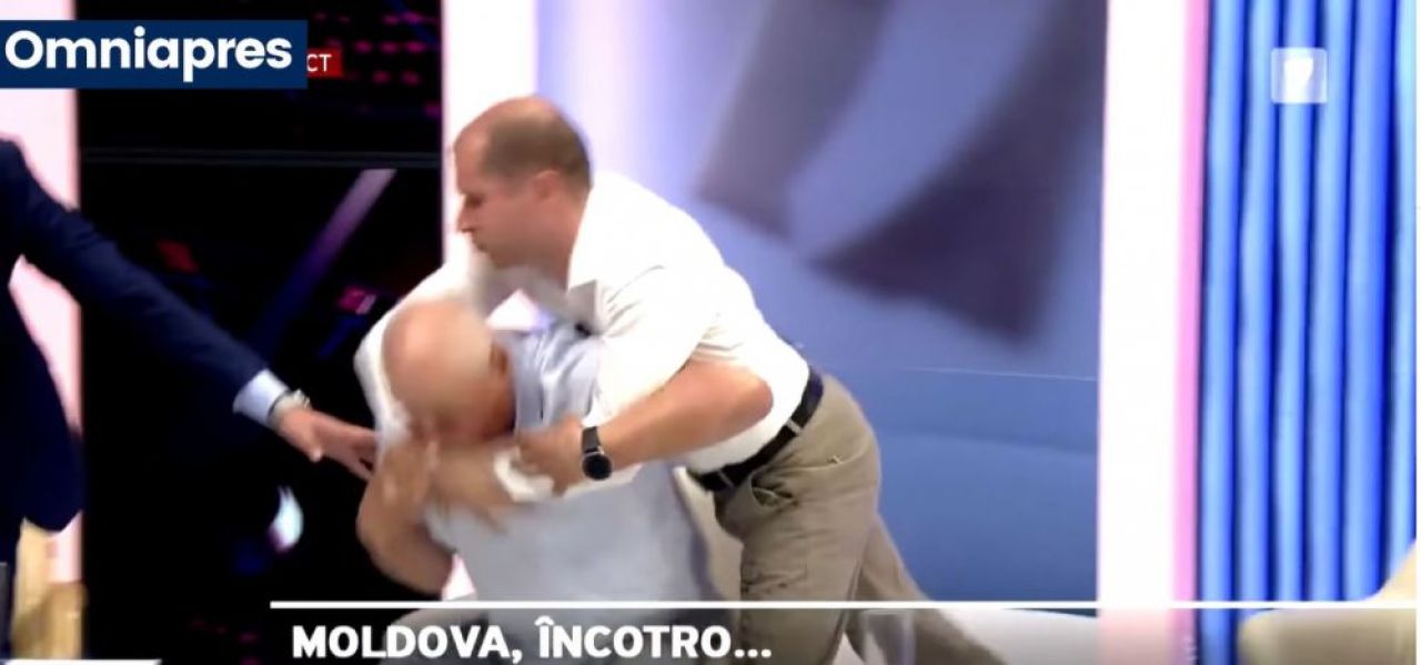 Doi politicieni s-au luat la bătaie în direct în Republica Moldova! Unul dintre ei și-a pierdut cunoștința_4