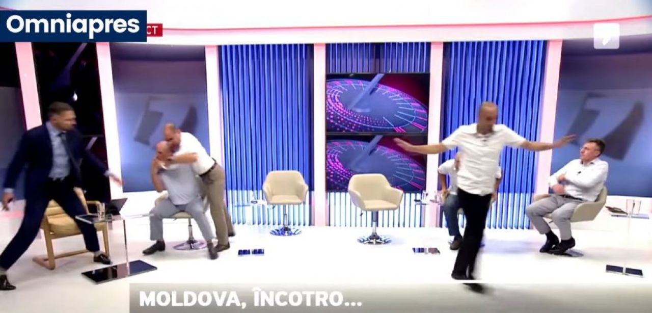 Doi politicieni s-au luat la bătaie în direct în Republica Moldova! Unul dintre ei și-a pierdut cunoștința_5