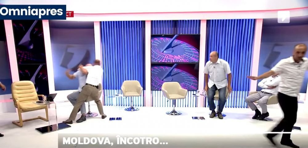 Doi politicieni s-au luat la bătaie în direct în Republica Moldova! Unul dintre ei și-a pierdut cunoștința_6