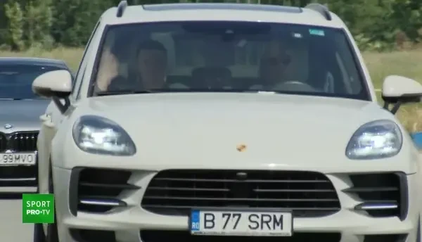 FOTO și VIDEO Andrei Dumiter a ajuns la baza din Berceni. Fotbalistul care inițial a refuzat FCSB s-a alăturat echipei