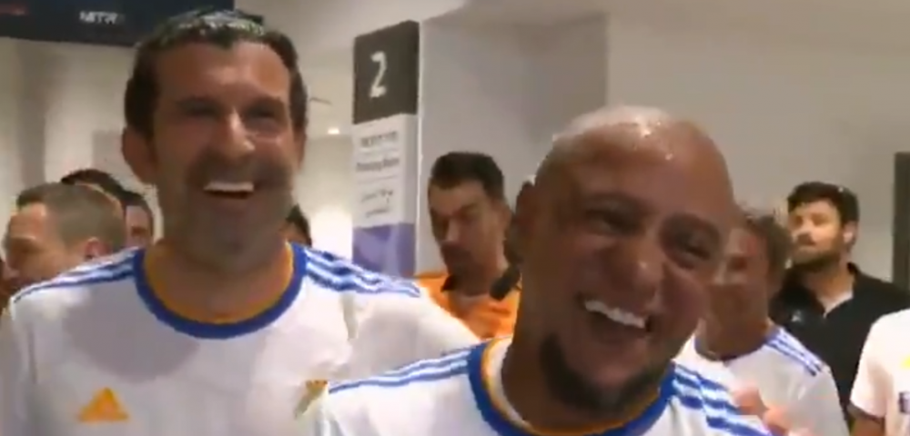 Așa ceva nu se face! :)) Luis Figo l-a lucrat pe Roberto Carlos la meciul legendelor! Imagini fabuloase