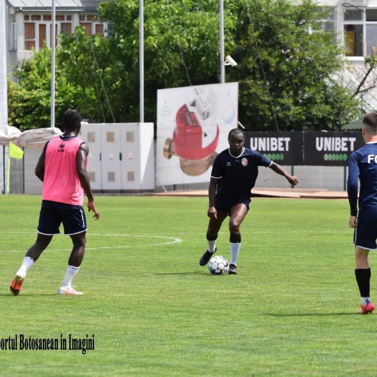 Ongenda și-a adus frații în România! Ambii jucători se află în probe la un club din Moldova_7