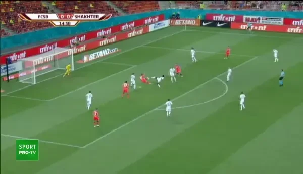 OCAZIE FCSB! Tănase reia cu un voleu superb după o centrare în careul lui Shakhter, dar portarul intervine incredibil și respinge