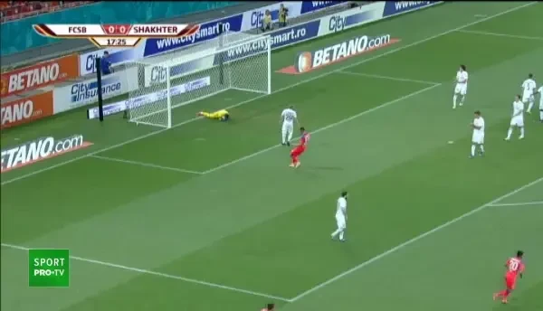 Lovitură liberă pentru FCSB! Tănase prinde încă un șut pe spațiul porții lui Shatskiy, care însă reține balonul fără probleme