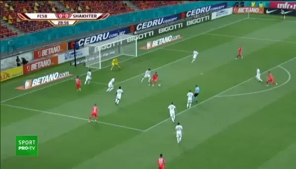 OCAZIE FCSB! Tănase a primit în careu și a trimis balonul în spate pentru șutul lui Ovidiu Popescu din afara careului, dar mingea s-a dus peste poartă