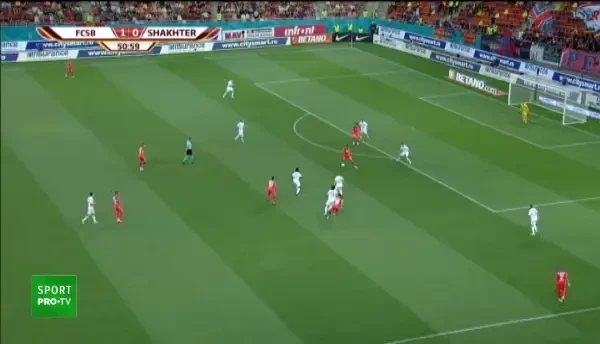 OCAZIE FCSB! Octavian Popescu combină bine cu Cordea, care pătrunde în careu și încearcă un șut la colțul scurt, dar portarul intervine și respinge în corner