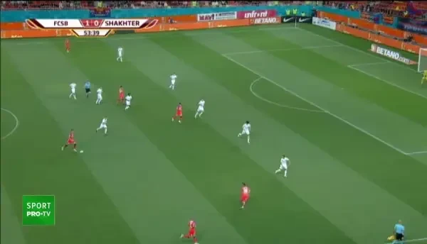 OCAZIE FCSB! Cordea șutează puternic de la distanță, cu stângul, dar portarul intervine din nou și scoate balonul în ultimul moment