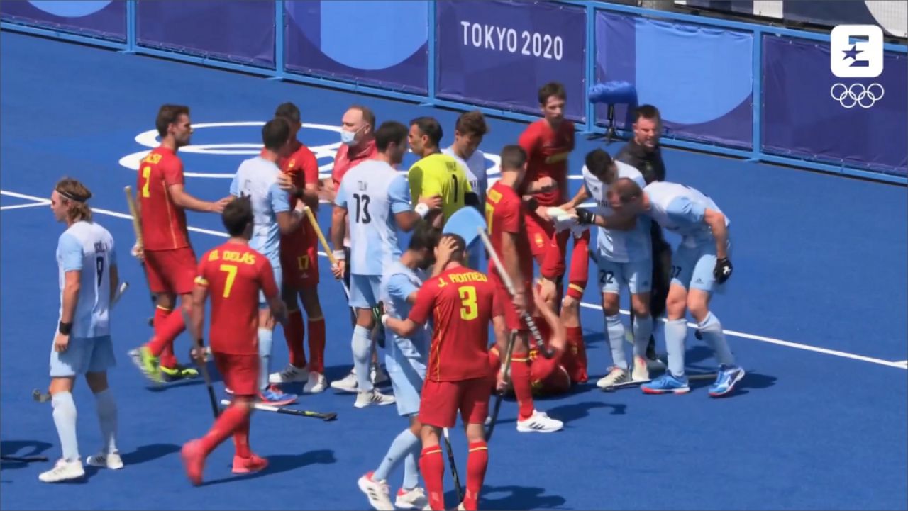 Momente incredibile la Jocurile Olimpice! S-a dus și și-a lovit adversarul aflat la pământ cu crosa în cap _1
