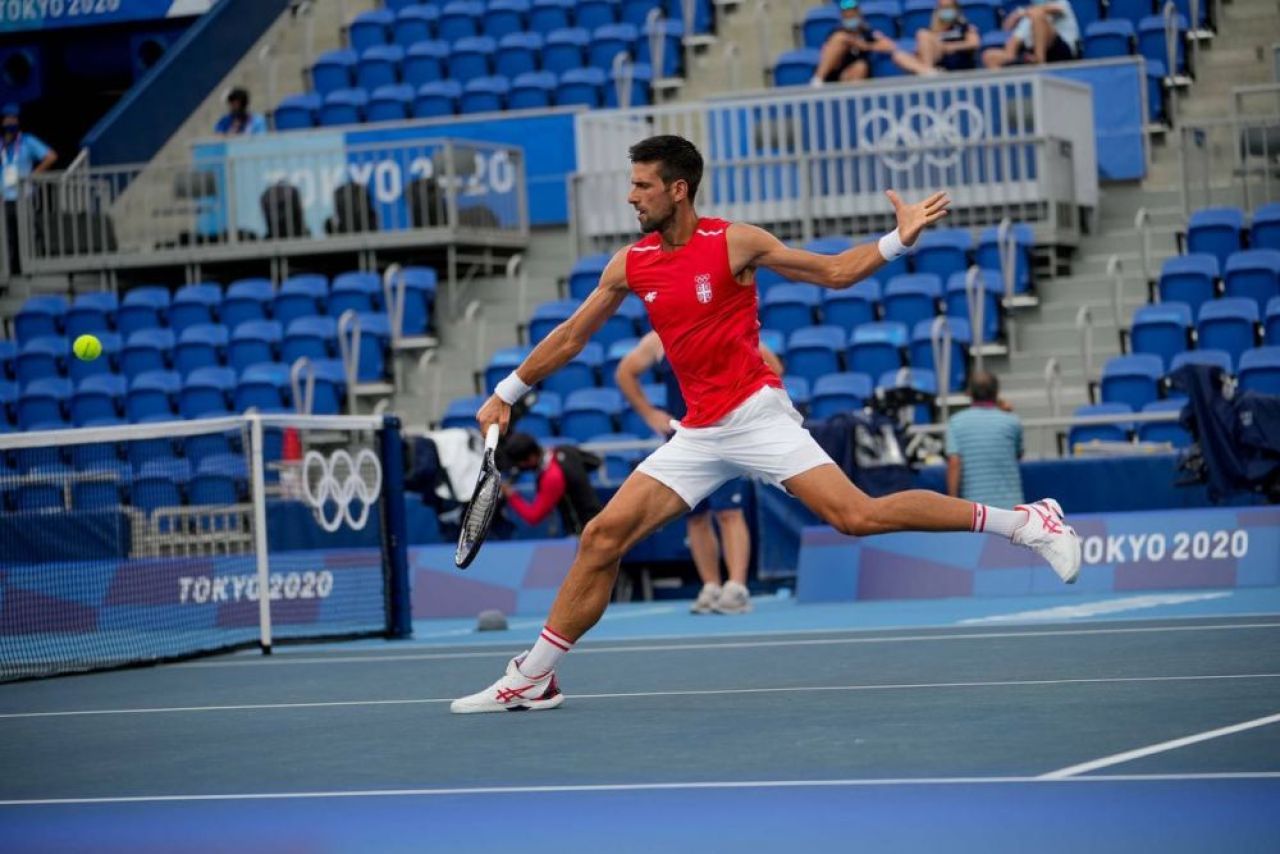 Djokovic s-ar putea reprofila! :) Și-a exersat șpagatul alături de naționala de gimnastică a Belgiei_1