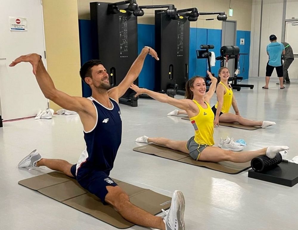 Djokovic s-ar putea reprofila! :) Și-a exersat șpagatul alături de naționala de gimnastică a Belgiei_3
