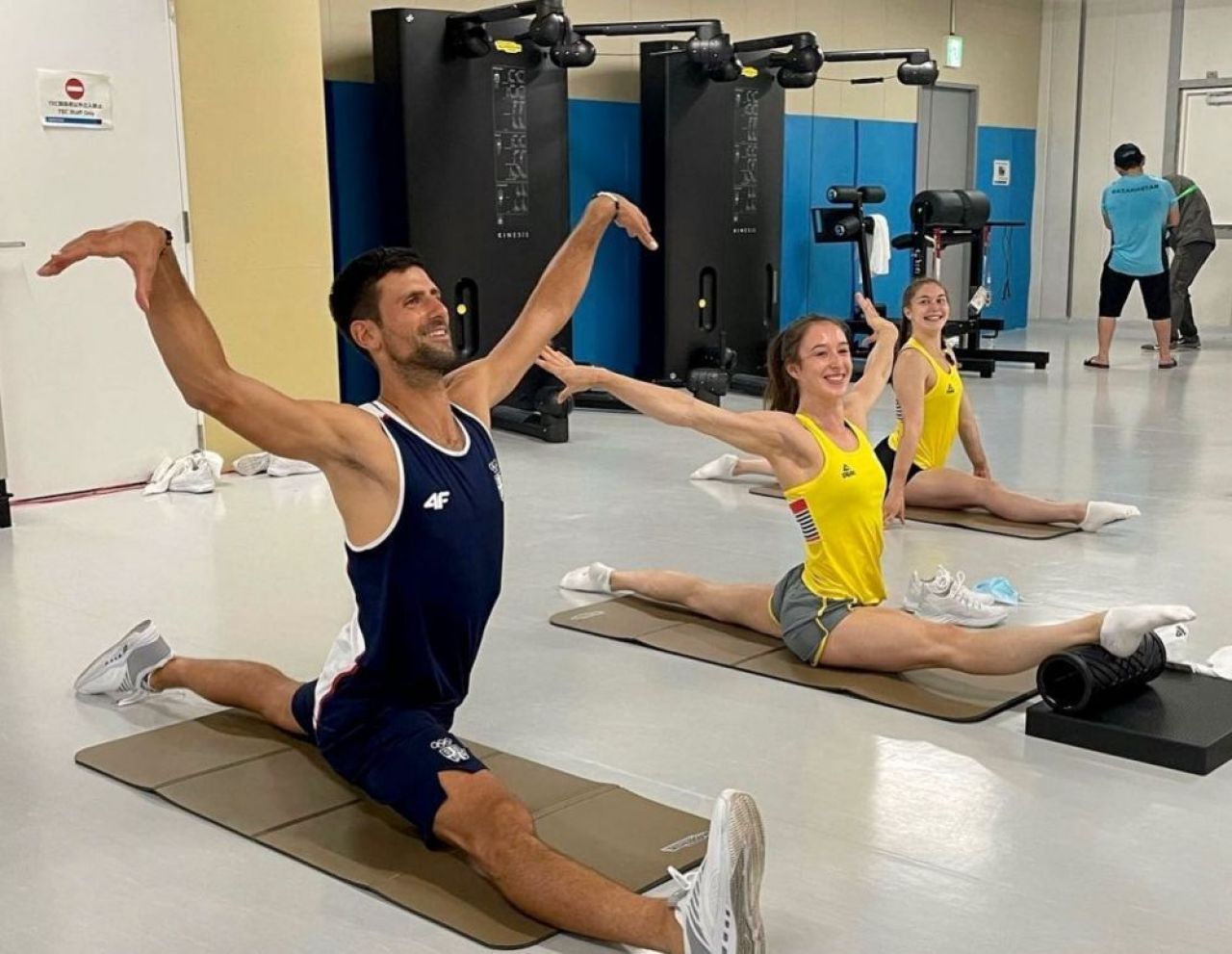 Djokovic s-ar putea reprofila! :) Și-a exersat șpagatul alături de naționala de gimnastică a Belgiei_3