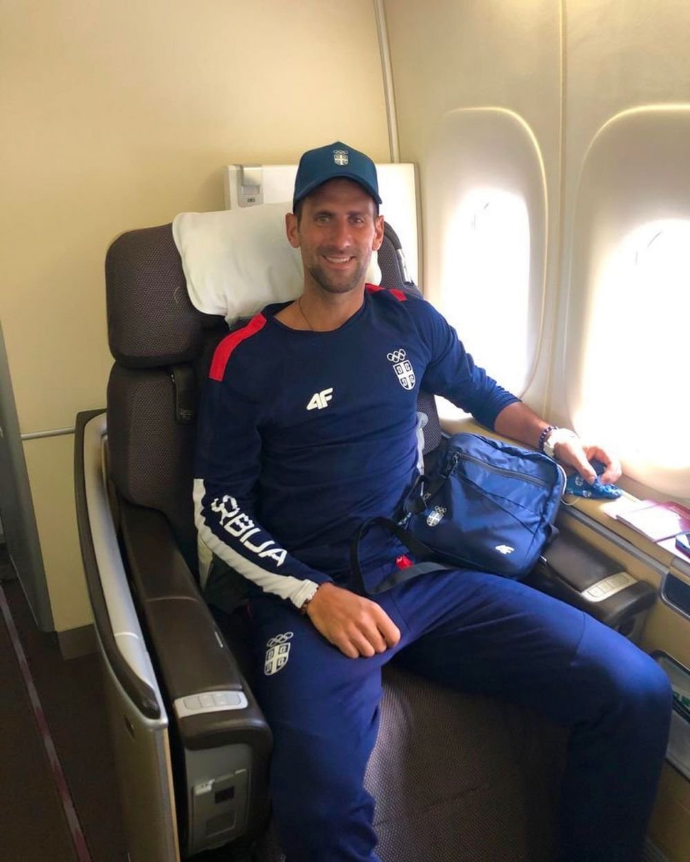 Djokovic s-ar putea reprofila! :) Și-a exersat șpagatul alături de naționala de gimnastică a Belgiei_5